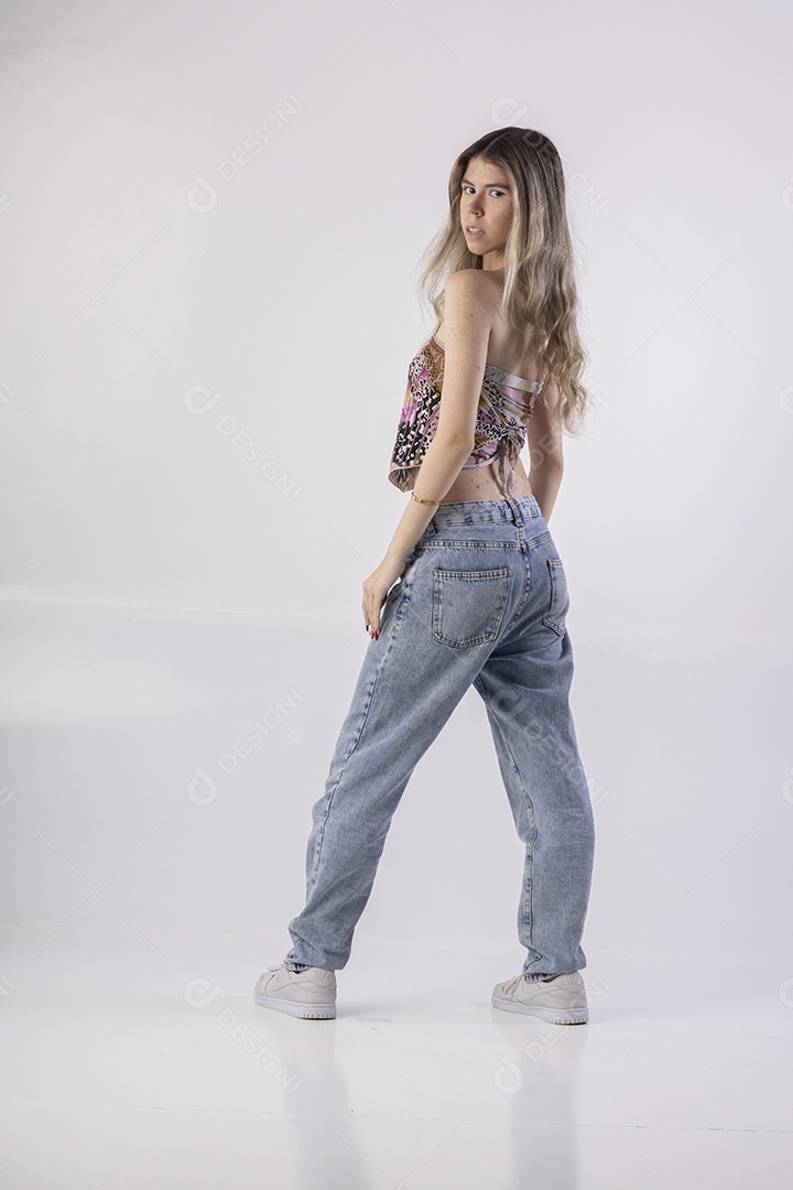 Menina jovem bonita em estudio profissional com foto de corpo inteiro