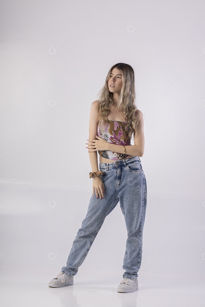 Menina jovem bonita em estudio profissional com foto de corpo inteiro