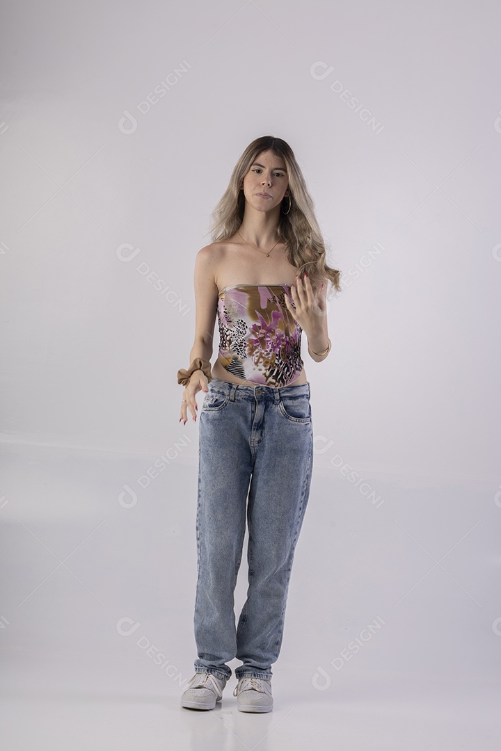 Menina jovem bonita em estudio profissional com foto de corpo inteiro