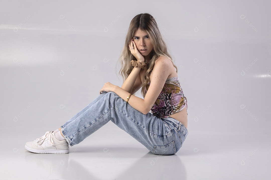 Menina jovem bonita em estudio profissional com foto de corpo inteiro