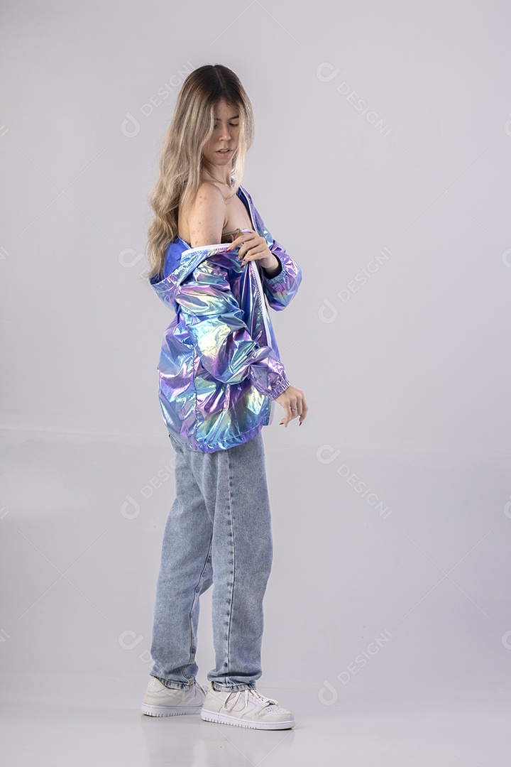 Menina jovem bonita em estudio profissional com foto de corpo inteiro