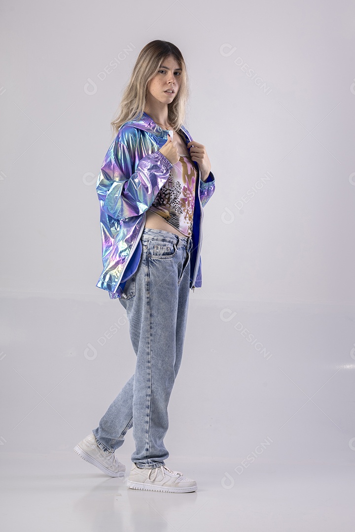 Menina jovem bonita em estudio profissional com foto de corpo inteiro