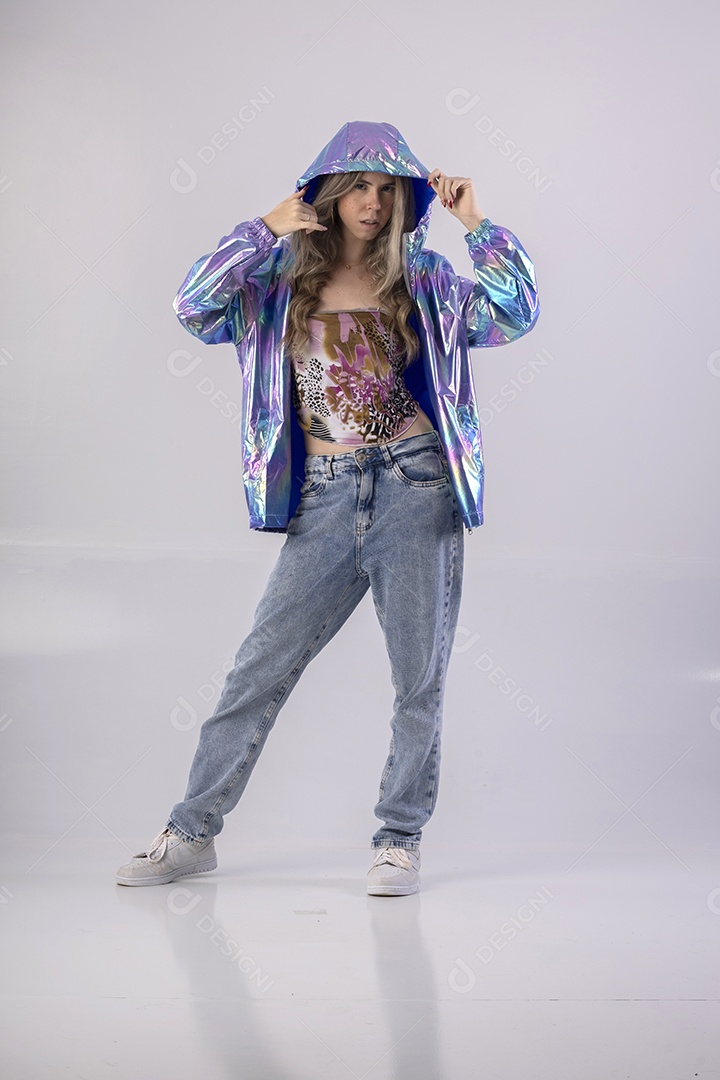 Menina jovem bonita em estudio profissional com foto de corpo inteiro