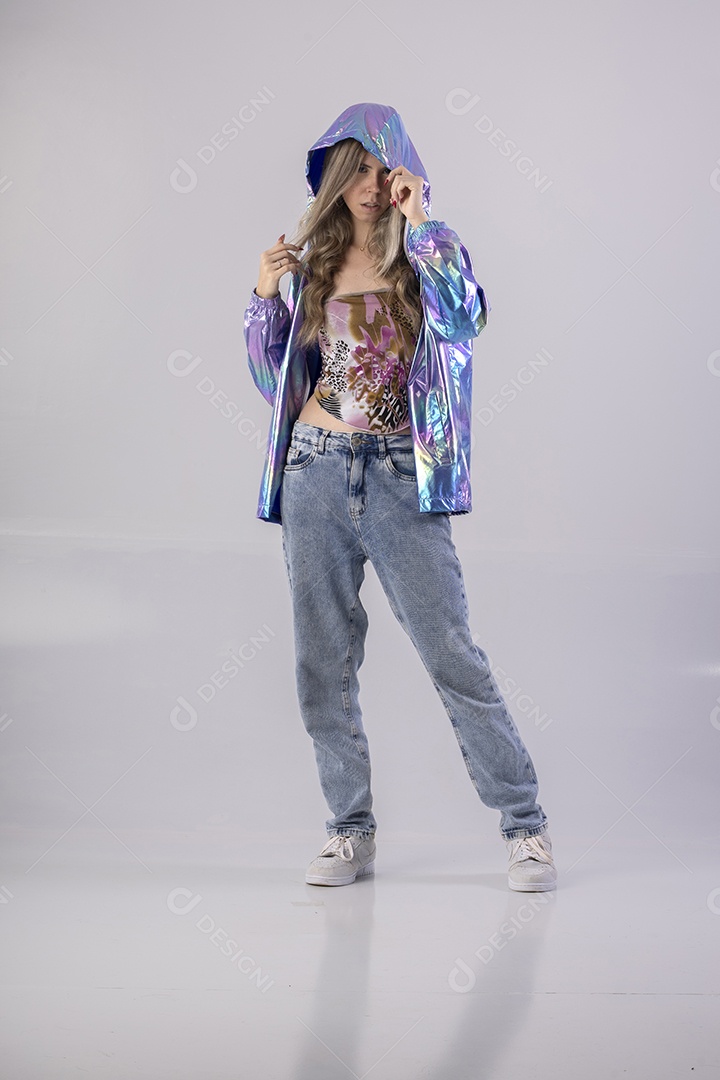 Menina jovem bonita em estudio profissional com foto de corpo inteiro