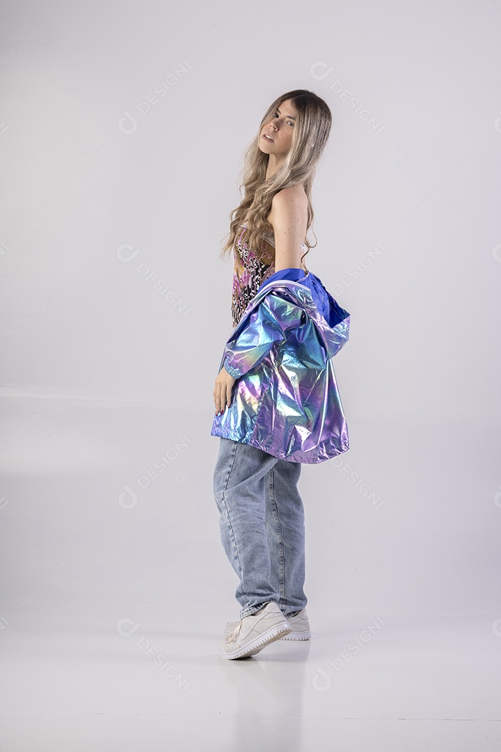 Menina jovem bonita em estudio profissional com foto de corpo inteiro