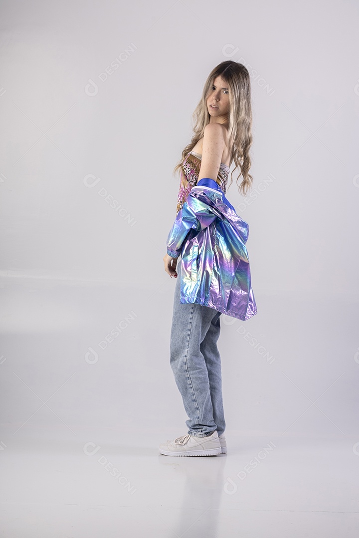 Menina jovem bonita em estudio profissional com foto de corpo inteiro