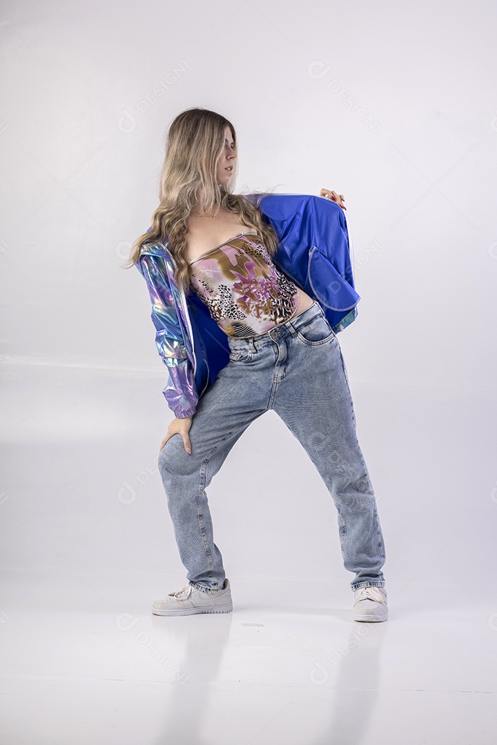 Menina jovem bonita em estudio profissional com foto de corpo inteiro