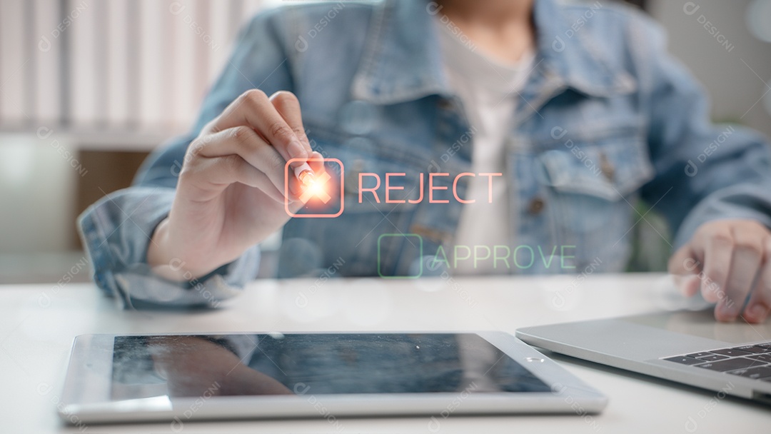 Empresário utilizando painel de interface virtual