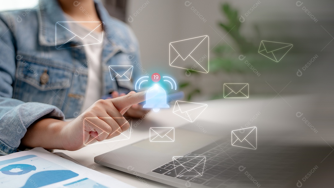 Empresário utilizando painel de interface virtual