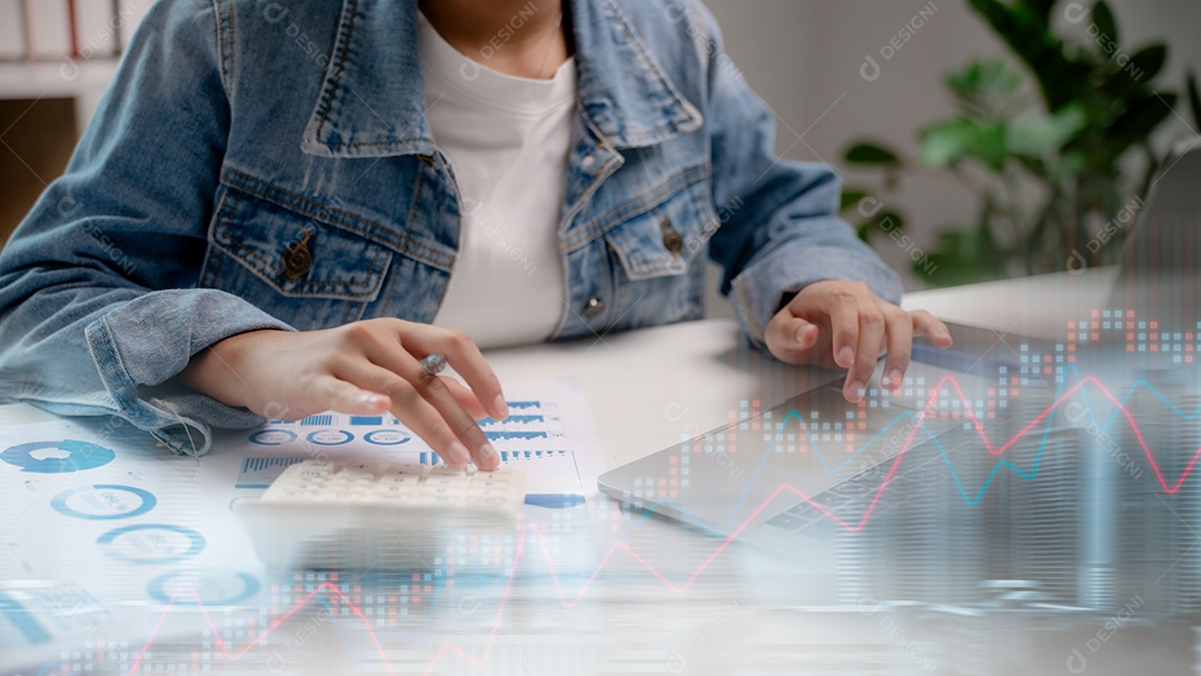 Empresário utilizando painel de interface virtual