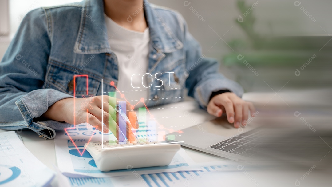 Empresário utilizando painel de interface virtual