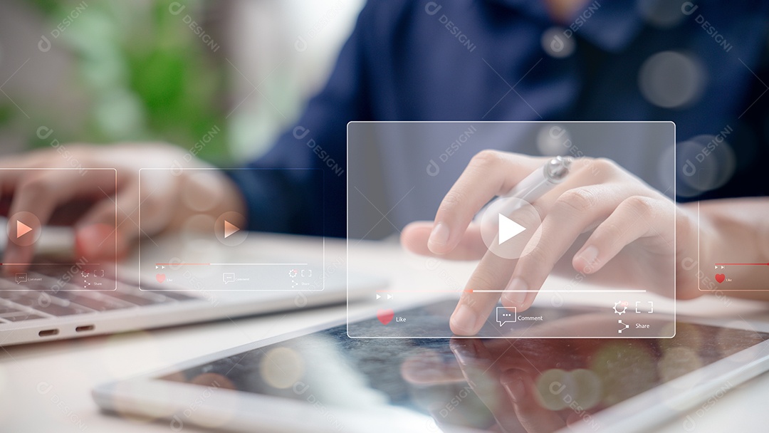 Empresário utilizando painel de interface virtual