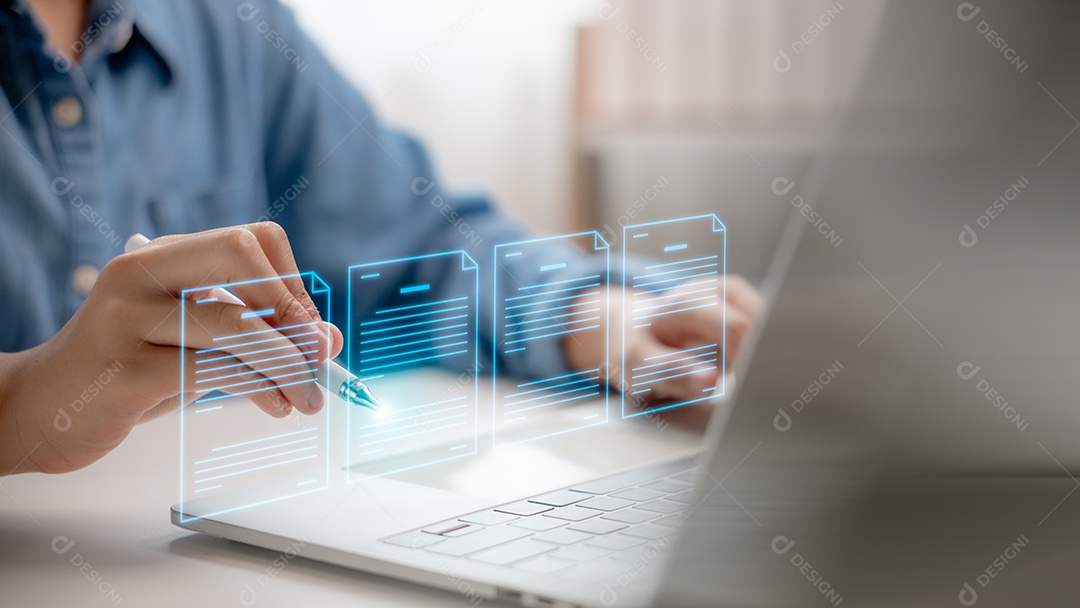 Empresário utilizando painel de interface virtual