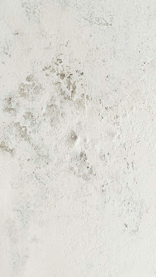 Paredes brancas descascando com mofo e manchas