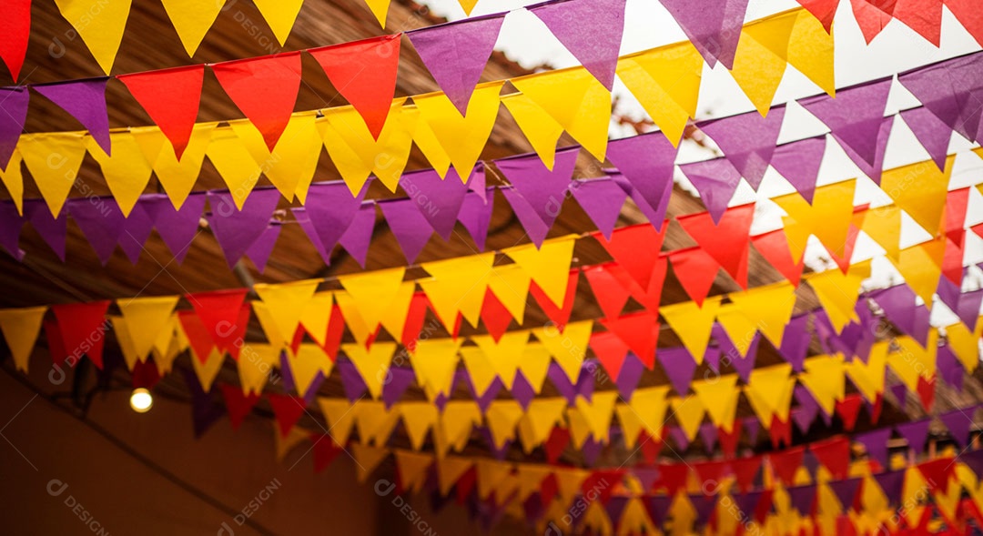 Cenário de São João bandeirinhas em uma parede