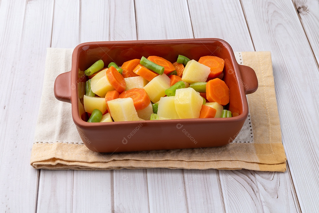 Imagem mostra uma travessa de cerâmica contendo uma salada de legumes cozidos