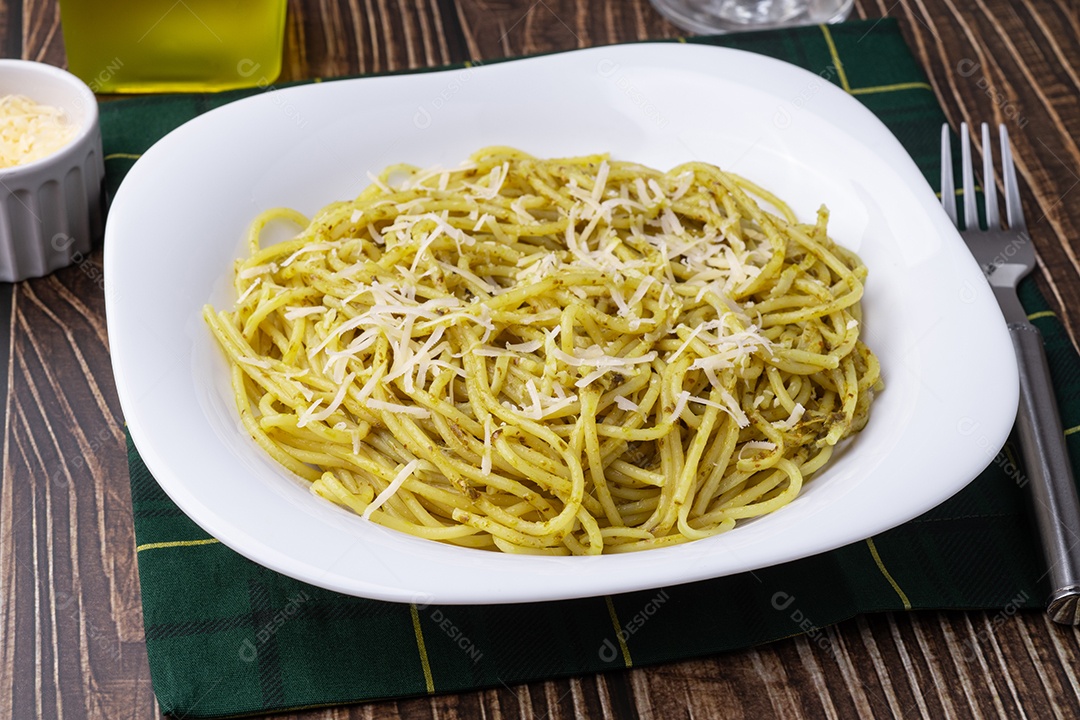 Imagem mostra um prato de massa com molho pesto