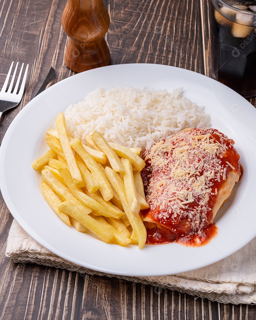 Imagem mostra um prato de Bife à Parmegiana, acompanhado de arroz branco e batata frita