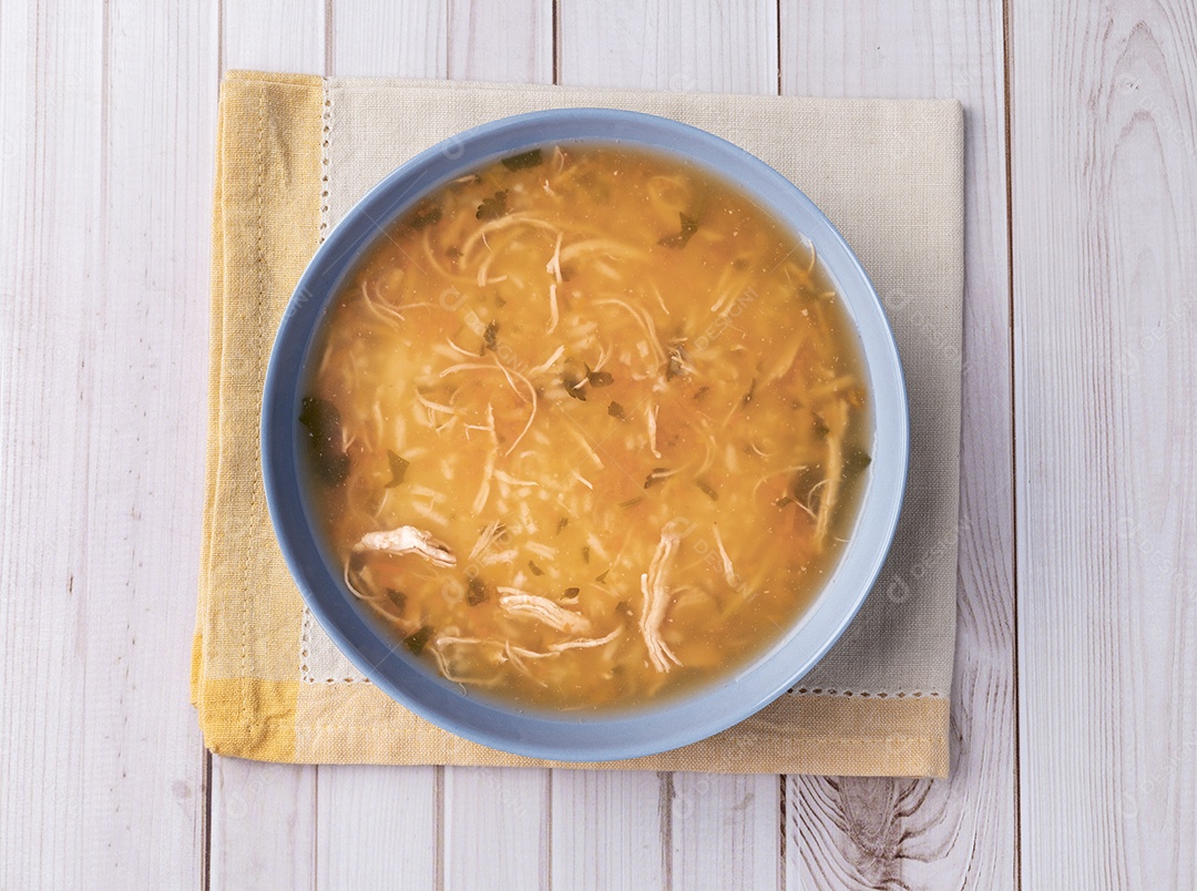 Sopa de Canja em uma mesa de madeira