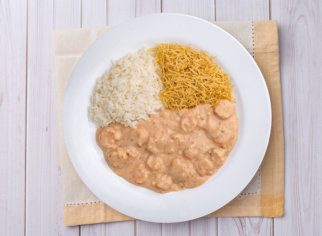 Strogonoff de Camarão em uma mesa de madeira