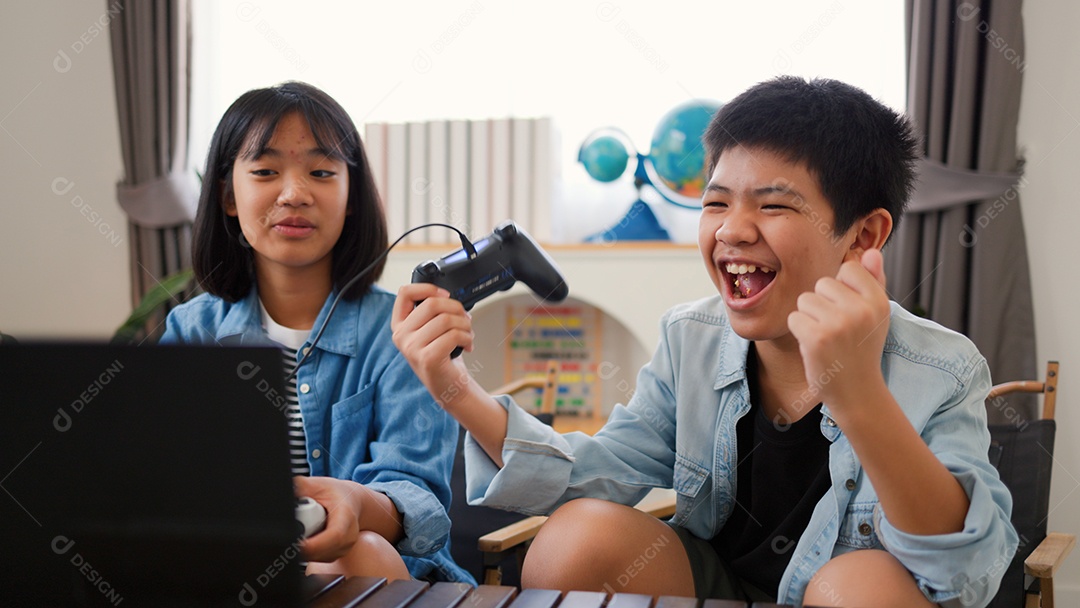 Adolescente asiático e menina jogando videogame juntos em casa
