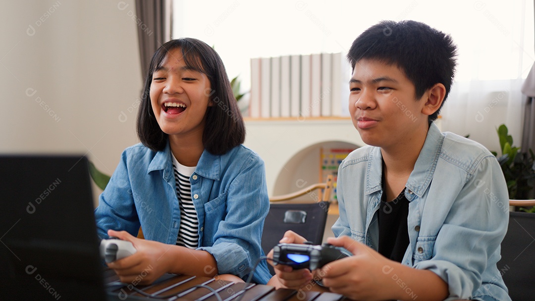 Adolescente asiático e menina jogando videogame juntos em casa