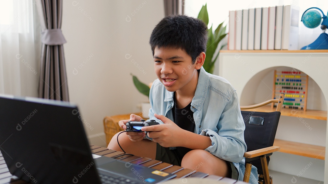 Adolescente asiático jogando videogame juntos em casa