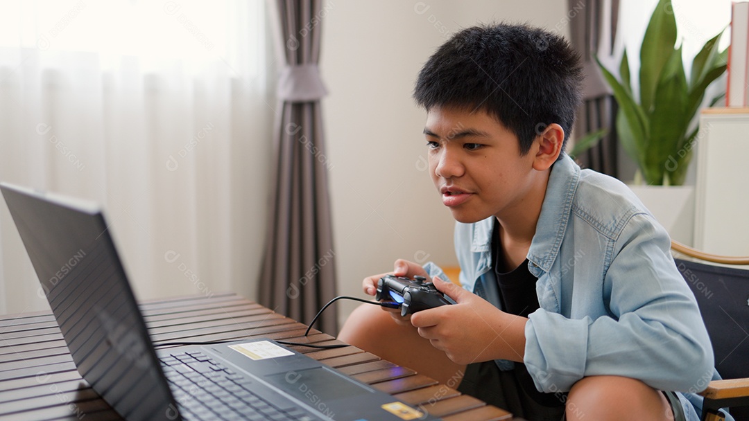 Adolescente asiático jogando videogame juntos em casa