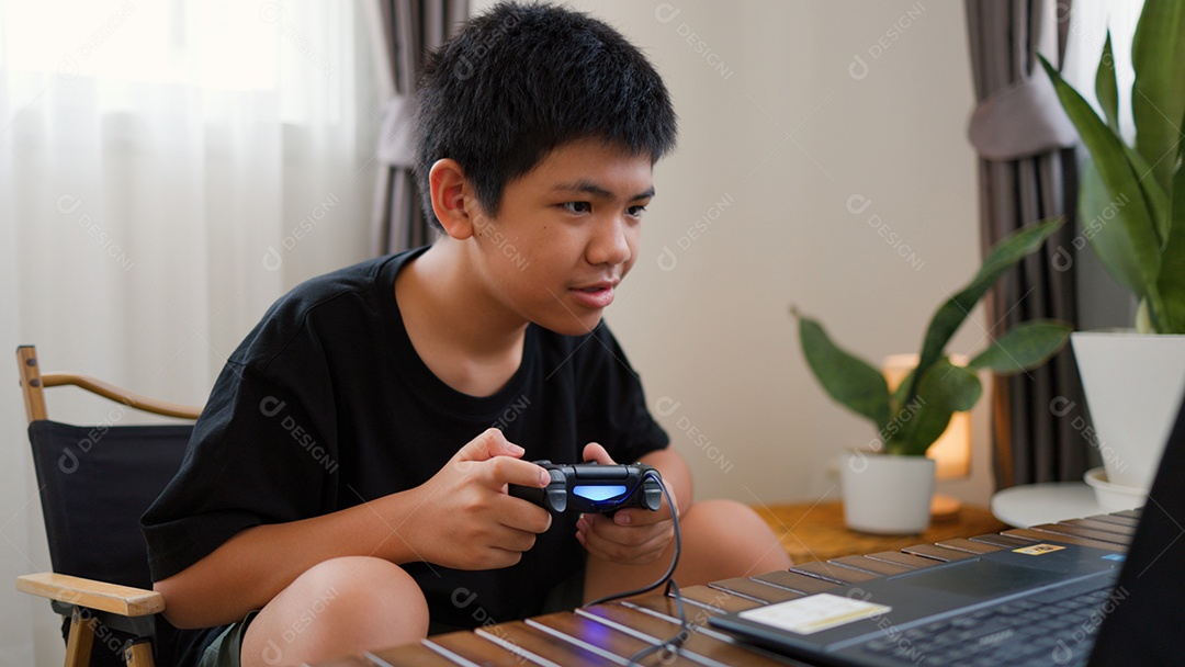 Adolescente asiático jogando videogame juntos em casa