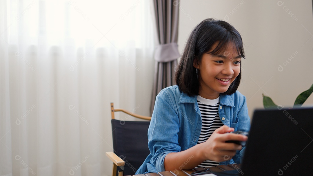 Adolescente asiático jogando videogame juntos em casa