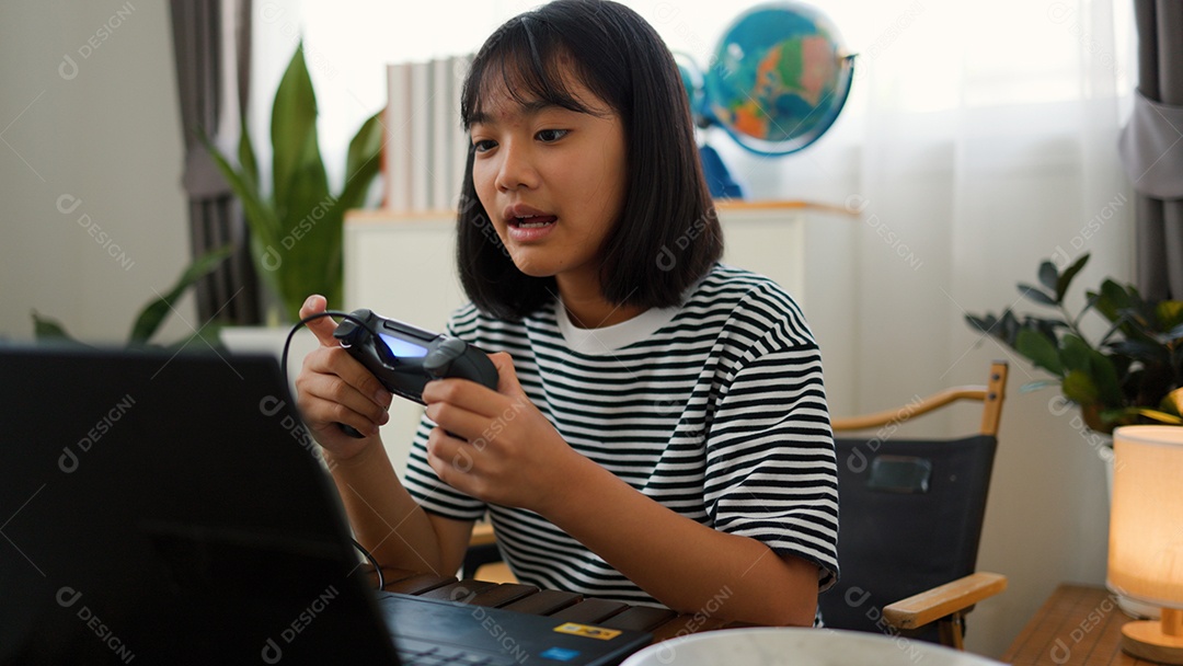 Adolescente asiático jogando videogame juntos em casa