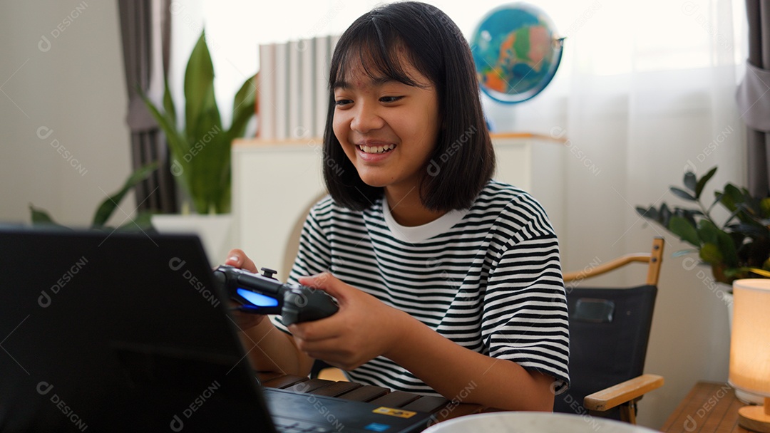 Adolescente asiática jogando videogame juntos em casa