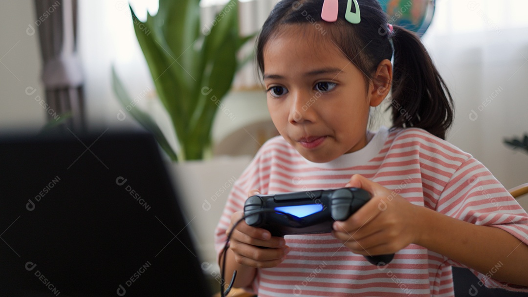 Adolescente asiática jogando videogame juntos em casa