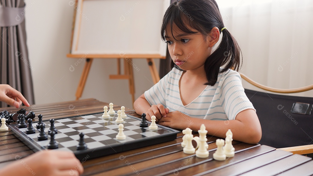 Duas garotas asiáticas jogando xadrez em casa