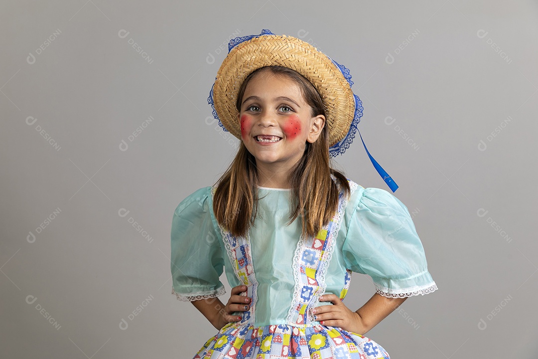 Linda garotinha usando trajes típicos de festa junina