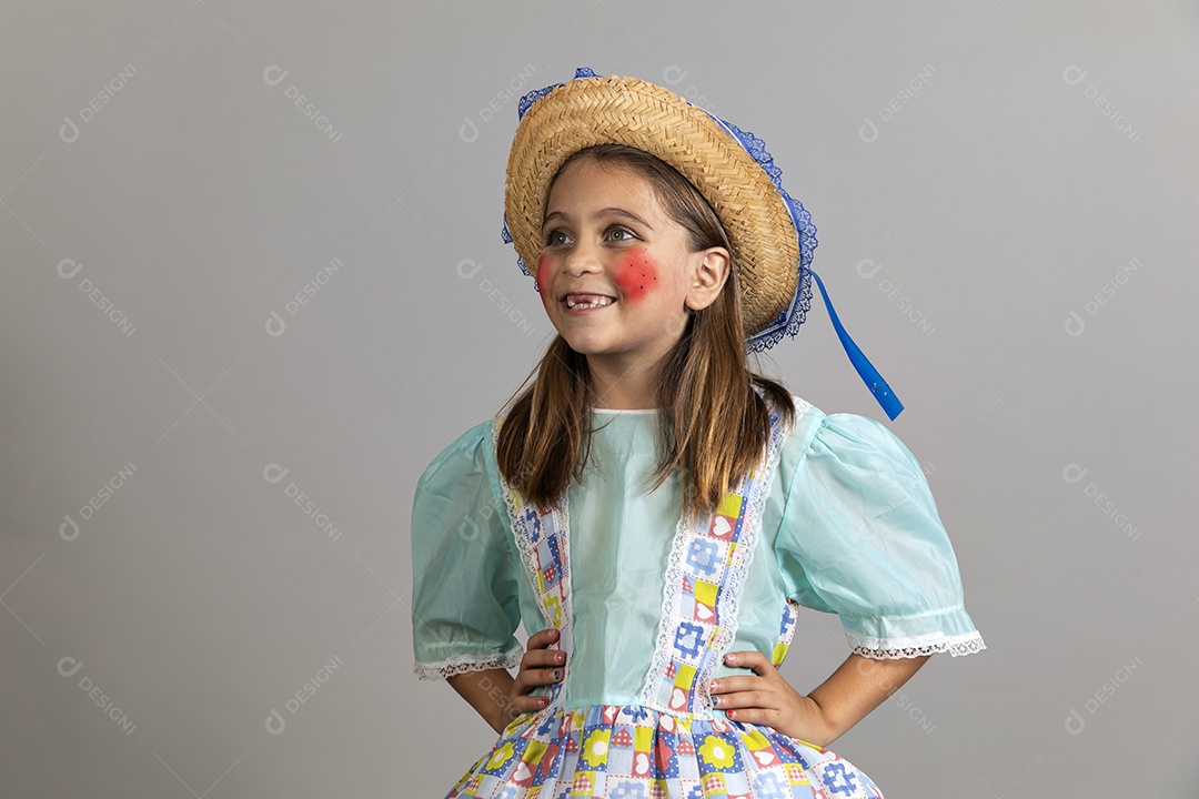 Linda garotinha usando trajes típicos de festa junina