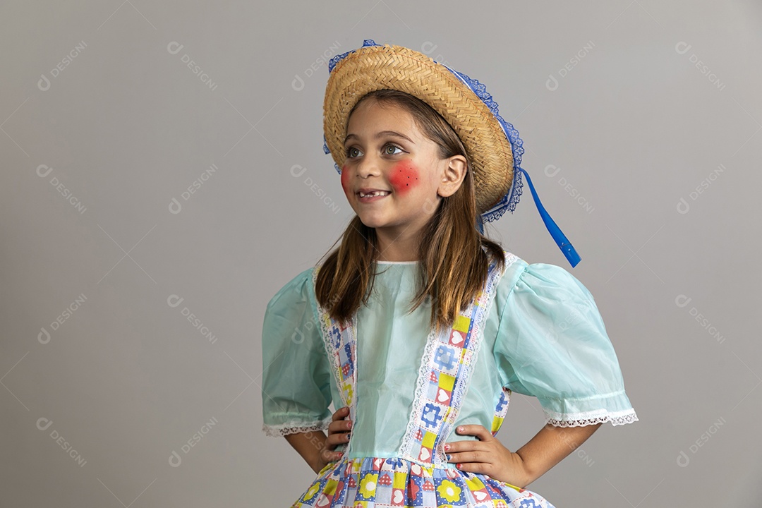 Linda garotinha usando trajes típicos de festa junina