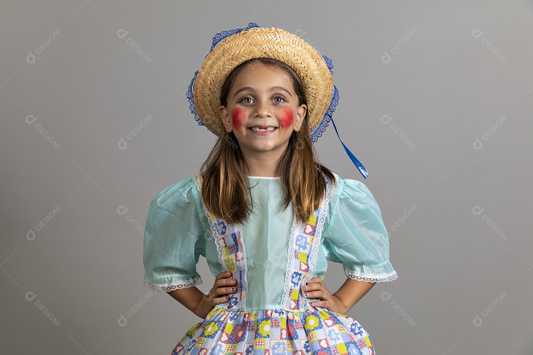 Linda garotinha usando trajes típicos de festa junina