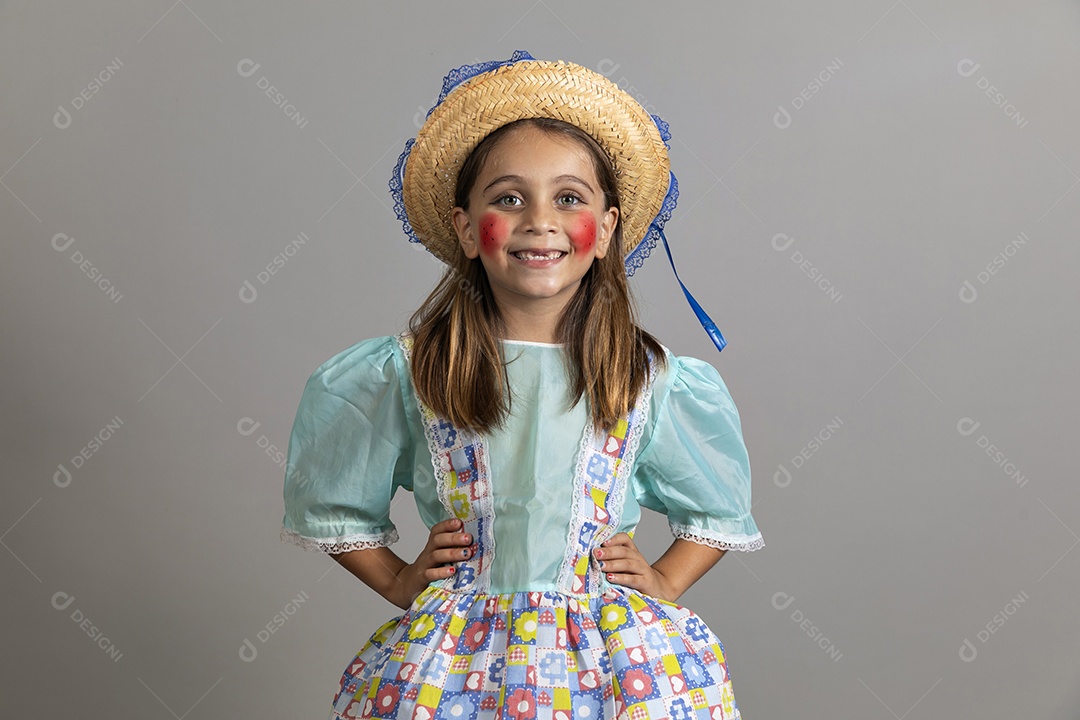 Linda garotinha usando trajes típicos de festa junina
