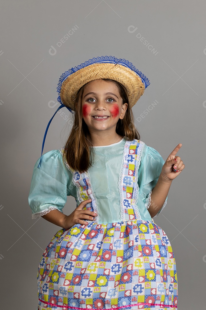 Linda garotinha usando trajes típicos de festa junina
