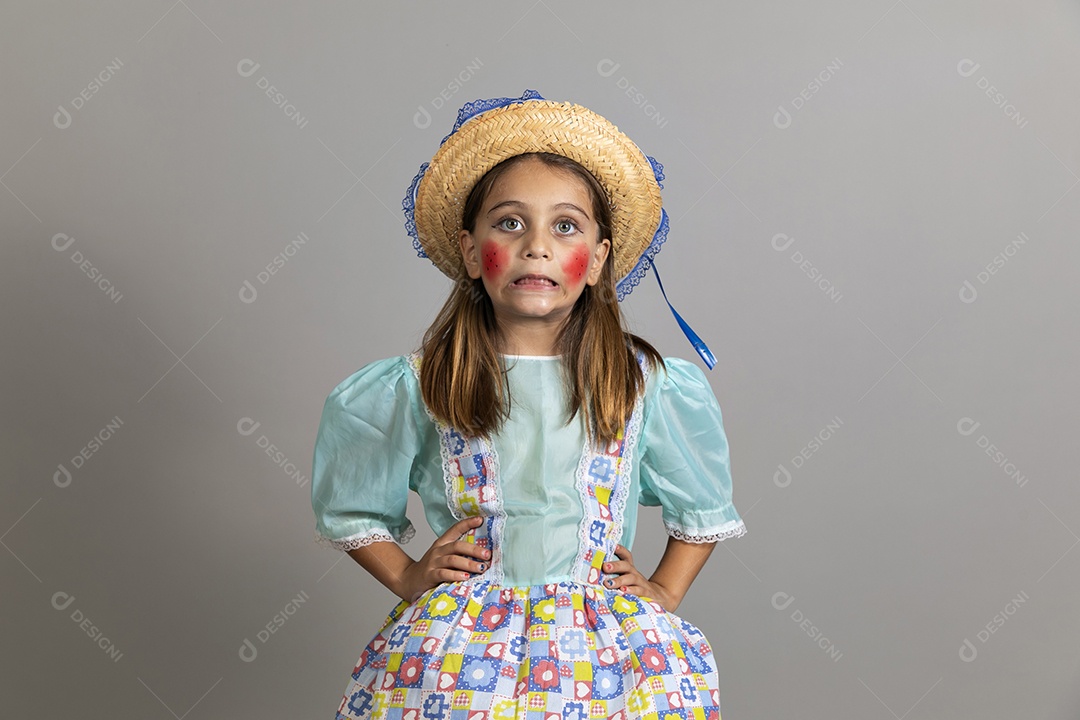 Linda garotinha usando trajes típicos de festa junina