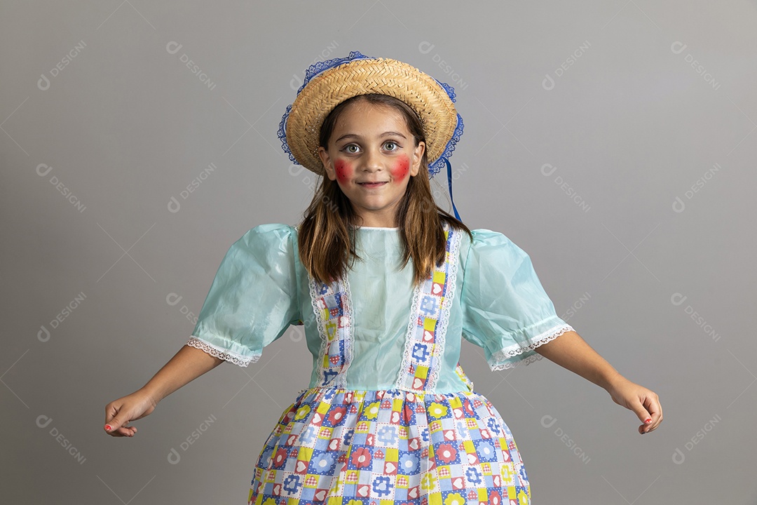 Linda garotinha usando trajes típicos de festa junina