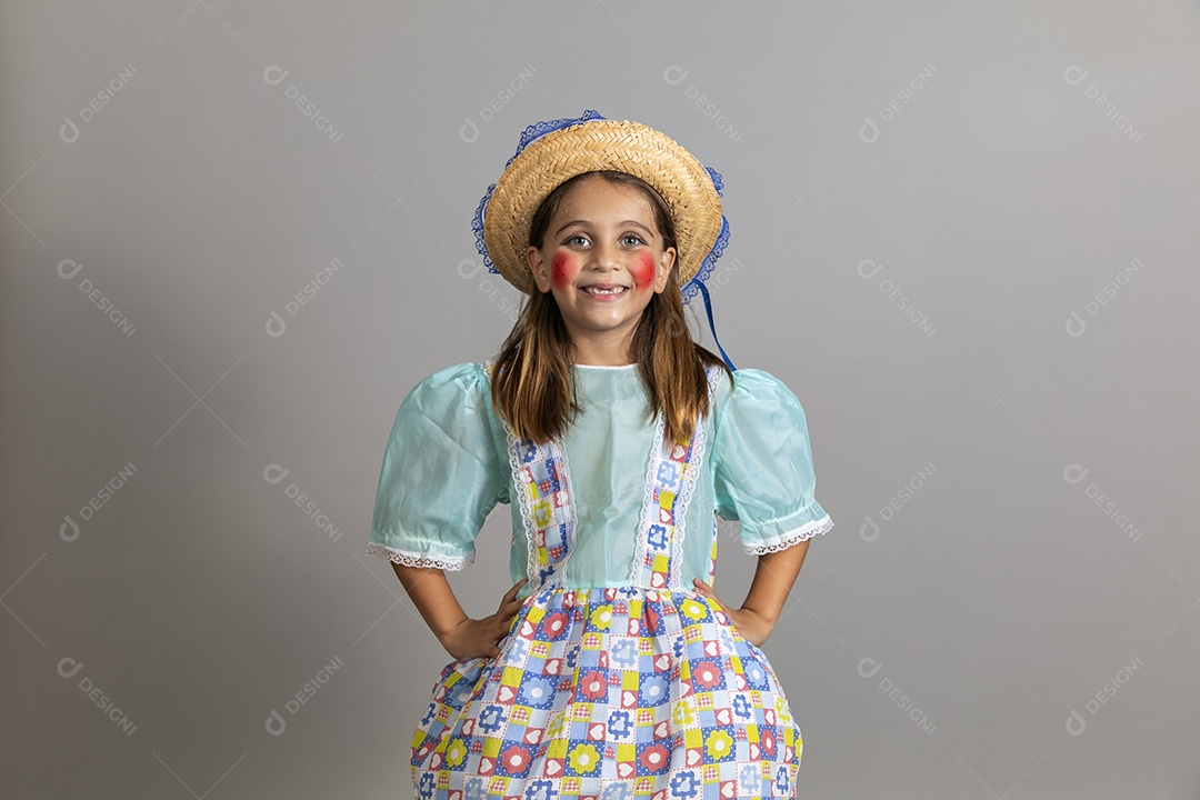 Linda garotinha usando trajes típicos de festa junina