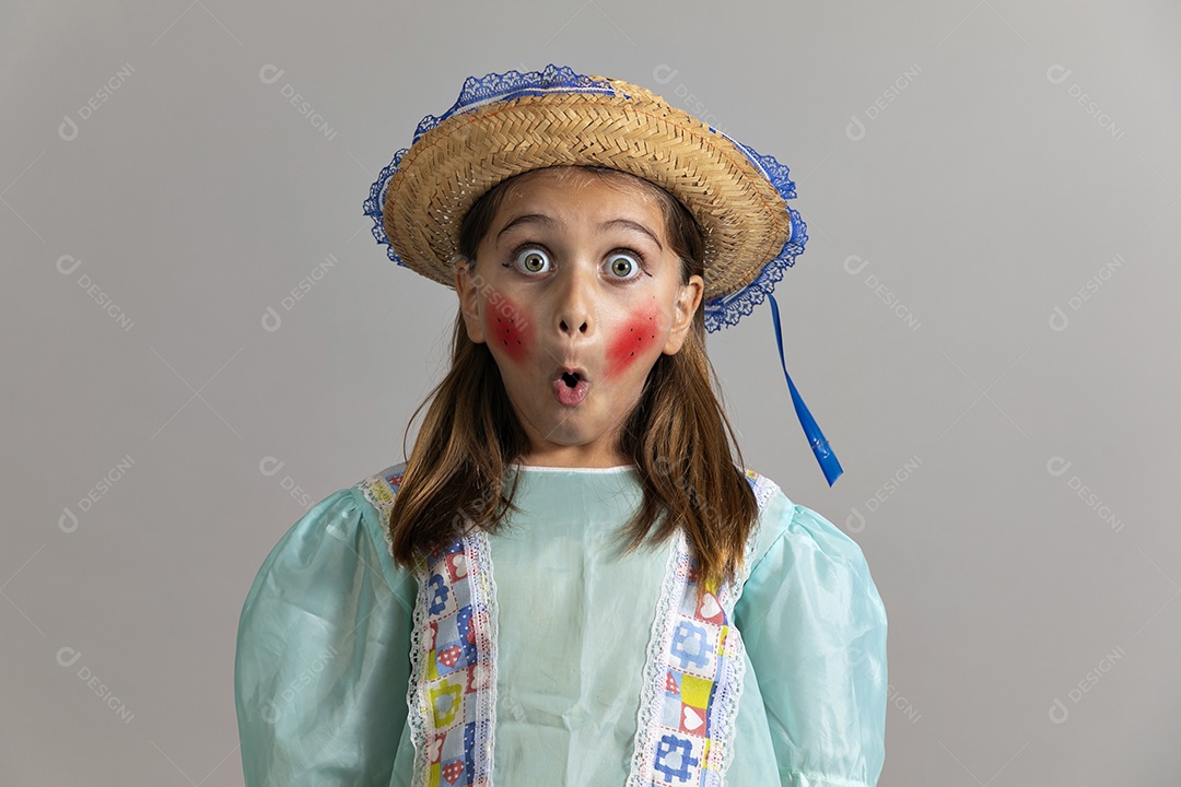 Linda garotinha usando trajes típicos de festa junina