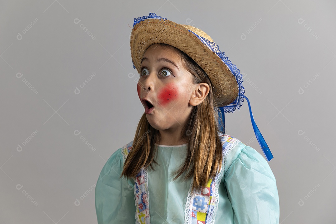 Linda garotinha usando trajes típicos de festa junina