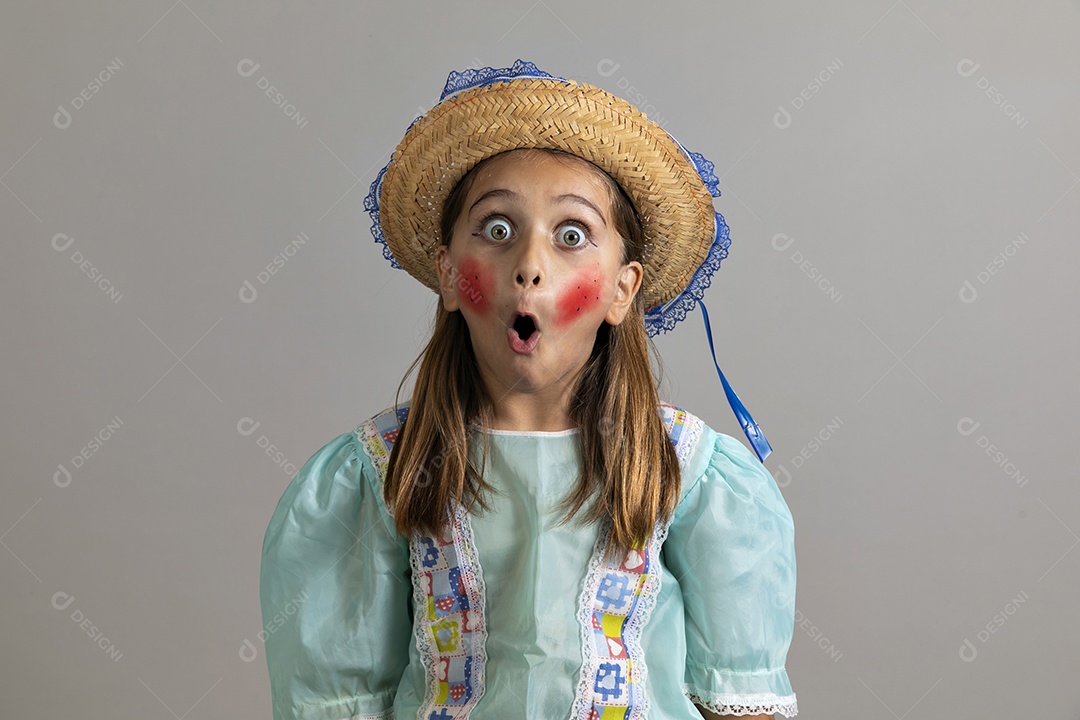 Linda garotinha usando trajes típicos de festa junina
