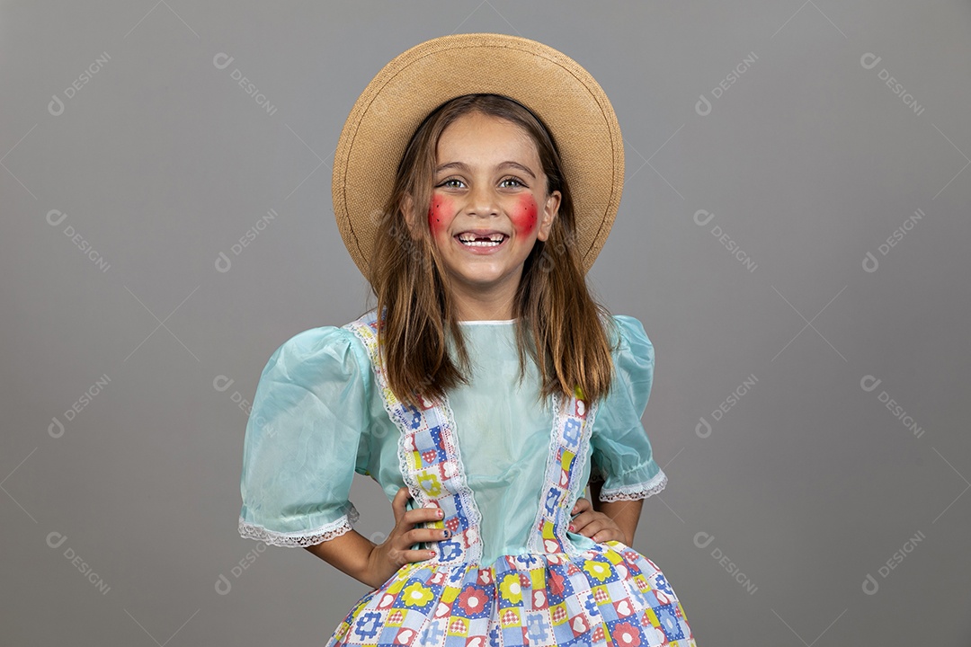 Linda garotinha usando trajes típicos de festa junina