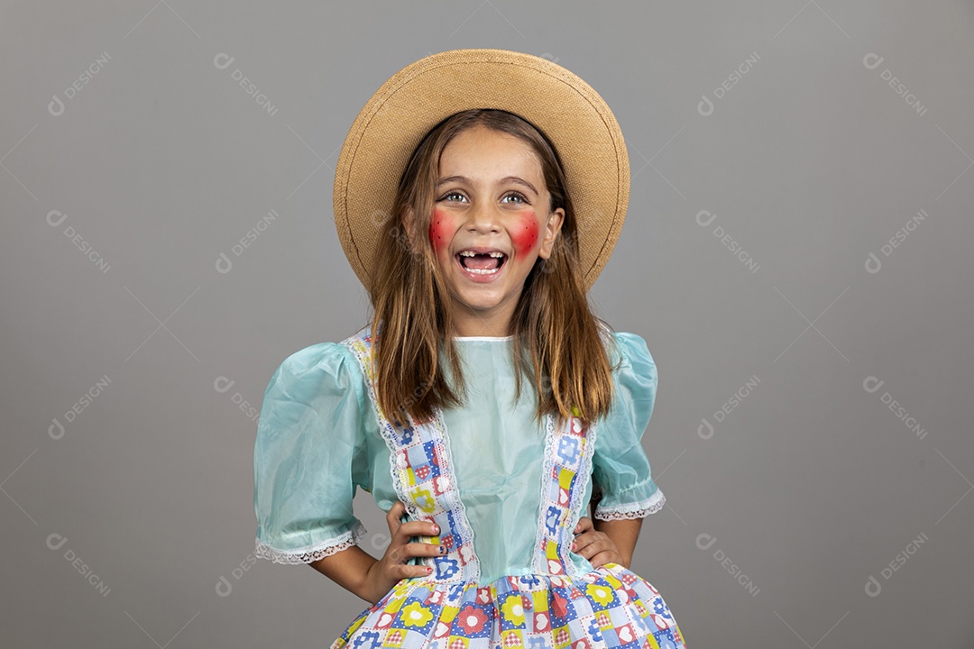 Linda garotinha usando trajes típicos de festa junina