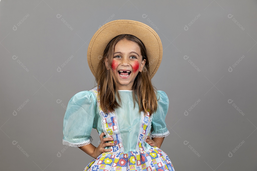 Linda garotinha usando trajes típicos de festa junina