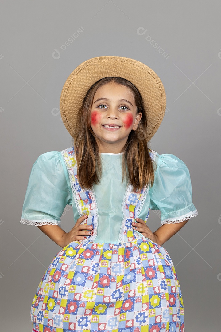 Garotinha usando roupas típicas festa junina sobre fundo isolado